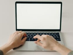 7 Cara Download Play Store di Laptop Windows 10 Terbaru
