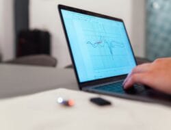 5 Cara Mengirim File dari Laptop ke WhatsApp dengan Kabel Data Lengkap